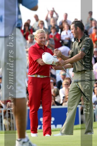Zandvoort, 13 Augustus 2006 Dutch KLM Open Golf 2006
Kennemer Golfclub
Winnaar Simon Dyson uit Engeland maakt zijn winnende put in de playoff en wordt gefeliciteerd door Richard Greene