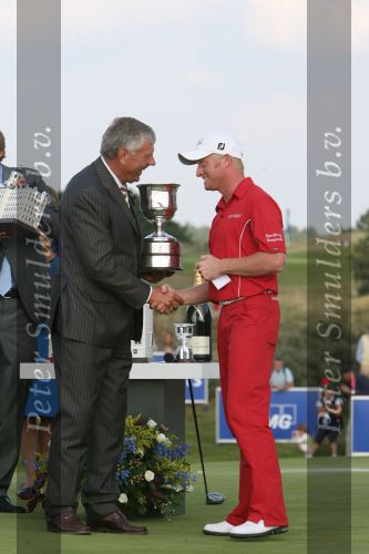 Zandvoort, 13 Augustus 2006 Dutch KLM Open Golf 2006
Kennemer Golfclub
Winnaar Simon Dyson uit Engeland samen met de president van KLM, Erik Varwijk