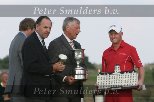 Zandvoort, 13 Augustus 2006 Dutch KLM Open Golf 2006
Kennemer Golfclub
Winnaar Simon Dyson uit Engeland wordt gefeliciteerd door NGF Voorzitter Wim Maris en Erik Varwijk ( President KLM )