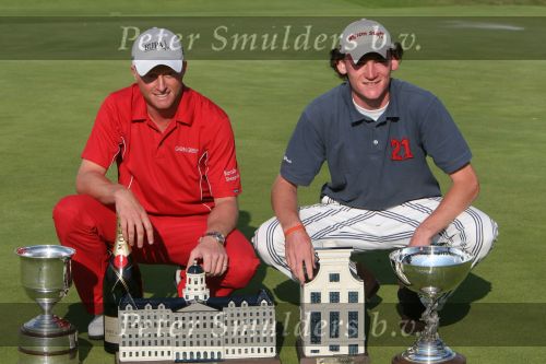 Zandvoort, 13 Augustus 2006 Dutch KLM Open Golf 2006
Kennemer Golfclub
Winnaar Simon Dyson uit Engeland samen met Tim Sluiter