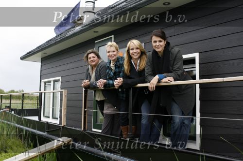 Muiderberg 31 mei 2006
Linda de Mol, Annette Malherbe Tjitske Reidinga  en Susan Visser  (Gooische vrouwen)op woonark in natuurreservaat Naardermeer tegen aanleg A6