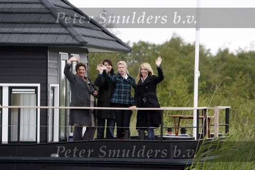 Muiderberg 31 mei 2006
Linda de Mol, Annette Malherbe Tjitske Reidinga  en Susan Visser  (Gooische vrouwen)op woonark in natuurreservaat Naardermeer tegen aanleg A6
Peter Smulders bv