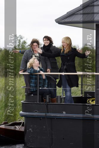 Muiderberg 31 mei 2006
Linda de Mol, Annette Malherbe Tjitske Reidinga  en Susan Visser  (Gooische vrouwen)op woonark in natuurreservaat Naardermeer tegen aanleg A6
Peter Smulders bv