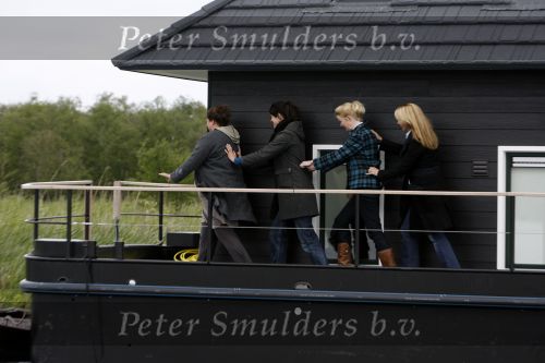 Muiderberg 31 mei 2006
Linda de Mol, Annette Malherbe Tjitske Reidinga  en Susan Visser  (Gooische vrouwen)op woonark in natuurreservaat Naardermeer tegen aanleg A6
Peter Smulders bv