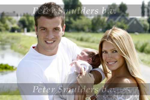 Uitgeest 28 juni 2006
Sylvie v d Vaart met Rafael en hun zoon Damian    
Peter Smulders bv