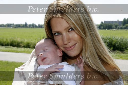 Uitgeest 28 juni 2006
Sylvie v d Vaart met Rafael en hun zoon Damian    
Peter Smulders bv