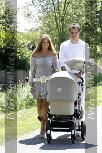 Uitgeest 28 juni 2006
Sylvie v d Vaart met Rafael en hun zoon Damian en 2 journalisten van Bild zeitung.
Peter Smulders bv