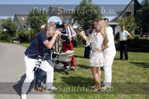 Uitgeest 28 juni 2006
Sylvie v d Vaart met Rafael en hun zoon Damian  met de pers  
Peter Smulders bv