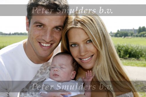 Uitgeest 28 juni 2006
Sylvie v d Vaart met Rafael en hun zoon Damian    
Peter Smulders bv