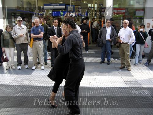 Buenos Aires mei 2006
2 dansers dansen de tango ijn het centrum van Buenos Aires.