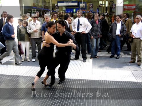 Buenos Aires mei 2006
2 dansers dansen de tango ijn het centrum van Buenos Aires.