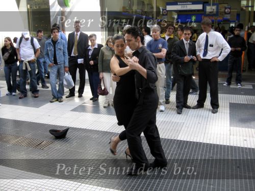 Buenos Aires mei 2006
2 dansers dansen de tango ijn het centrum van Buenos Aires.