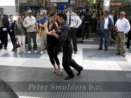 Buenos Aires mei 2006
2 dansers dansen de tango ijn het centrum van Buenos Aires.