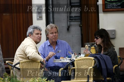 Amsterdam 4 augustus 2006.
Theodor Holman en v d Westelaken en Tara Elders etend op terras.