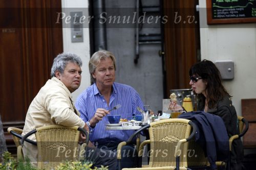 Amsterdam 4 augustus 2006.
Theodor Holman en v d Westelaken en Tara Elders etend op terras.