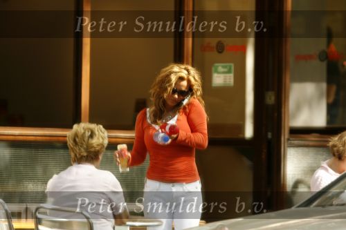 Amsterdam 21 juli 2006
Tatjana met gsm op terras met haar moeder