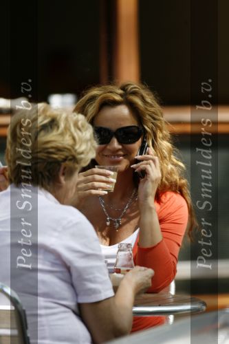 Amsterdam 21 juli 2006
Tatjana met gsm op terras met haar moeder