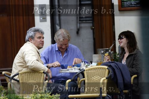 Amsterdam 4 augustus 2006.
Theodor Holman en v d Westelaken en Tara Elders etend op terras.