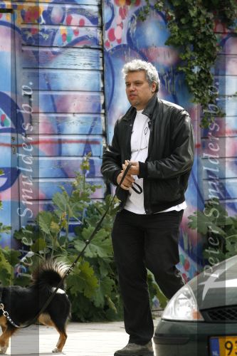 Amsterdam 7 juni 2006
Theodor Holman laat zijn hond uit
Peter Smulders bv