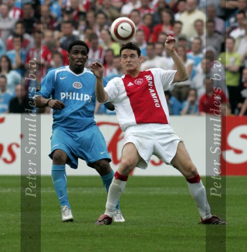 Rotterdam, 7 Mei 2006
Feyenoord stadion Gatorade Cup (KNVB-beker ) Seizoen 2005/2006
AJAX-PSV, eindstand 2-1
Thomas Vermaelen in duel met Jefferson Farfan