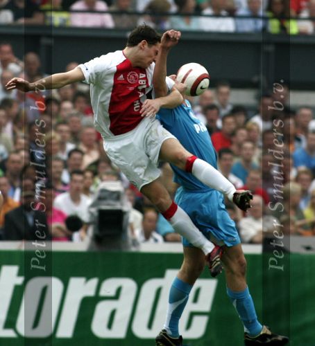 Rotterdam, 7 Mei 2006
Feyenoord stadion Gatorade Cup (KNVB-beker ) Seizoen 2005/2006
AJAX-PSV, eindstand 2-1
Thomas Vermaelen in een luchtduel met Jan Vennegoor of Hesselink