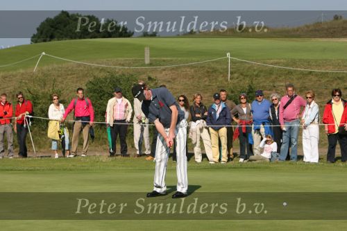 Zandvoort, 13 Augustus 2006
Finaledag Dutch KLM Open golf 2006
Tim Sluiter ( Beste amateur ) op de green van hole 3 met op de achtergrond zijn ouders en opa