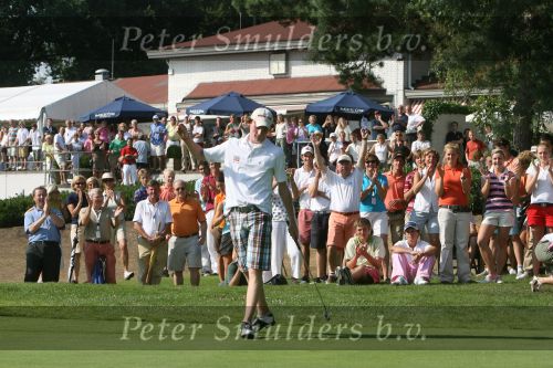 Molenschot, 22 Juli 2006
Golfclub Toxandria, Internationaal Golftoernooi Riverwoods 
Winnaar Tim Sluiter op de green van hole 18 maakt zijn birdieput