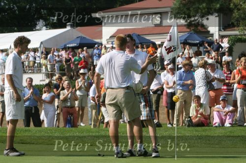 Molenschot, 22 Juli 2006
Golfclub Toxandria, Internationaal Golftoernooi Riverwoods 
Winnaar Tim Sluiter op de green van hole 18 maakt zijn birdieput