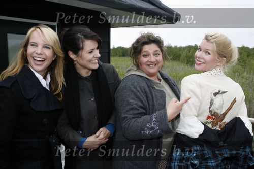 Muiderberg 31 mei 2006
Linda de Mol, Annette Malherbe Tjitske Reidinga  en Susan Visser  (Gooische vrouwen)op woonark in natuurreservaat Naardermeer tegen aanleg A6
Peter Smulders bv