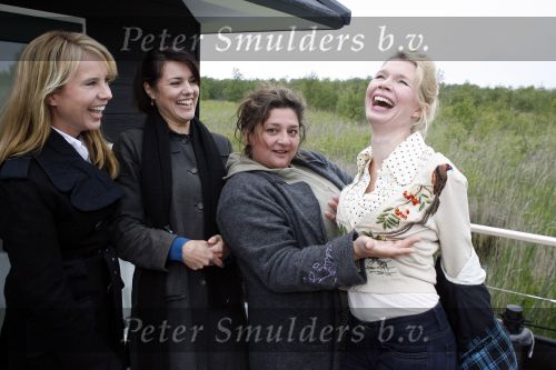 Muiderberg 31 mei 2006
Linda de Mol, Annette Malherbe Tjitske Reidinga  en Susan Visser  (Gooische vrouwen)op woonark in natuurreservaat Naardermeer tegen aanleg A6
Peter Smulders bv