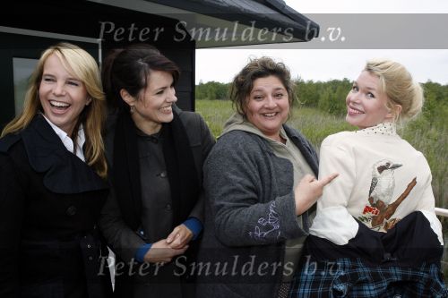 Muiderberg 31 mei 2006
Linda de Mol, Annette Malherbe Tjitske Reidinga  en Susan Visser  (Gooische vrouwen)op woonark in natuurreservaat Naardermeer tegen aanleg A6
Peter Smulders bv