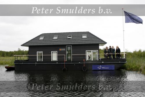 Muiderberg 31 mei 2006
Linda de Mol, Annette Malherbe Tjitske Reidinga  en Susan Visser  (Gooische vrouwen)op woonark in natuurreservaat Naardermeer tegen aanleg A6
Peter Smulders bv