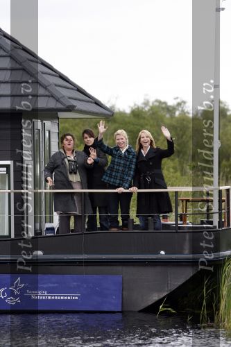 Muiderberg 31 mei 2006
Linda de Mol, Annette Malherbe Tjitske Reidinga  en Susan Visser  (Gooische vrouwen)op woonark in natuurreservaat Naardermeer tegen aanleg A6
Peter Smulders bv