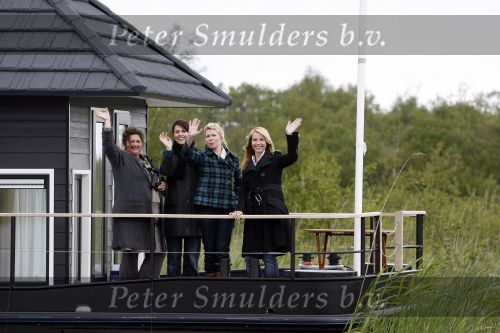 Muiderberg 31 mei 2006
Linda de Mol, Annette Malherbe Tjitske Reidinga  en Susan Visser  (Gooische vrouwen)op woonark in natuurreservaat Naardermeer tegen aanleg A6
Peter Smulders bv