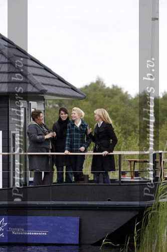 Muiderberg 31 mei 2006
Linda de Mol, Annette Malherbe Tjitske Reidinga  en Susan Visser  (Gooische vrouwen)op woonark in natuurreservaat Naardermeer tegen aanleg A6
Peter Smulders bv