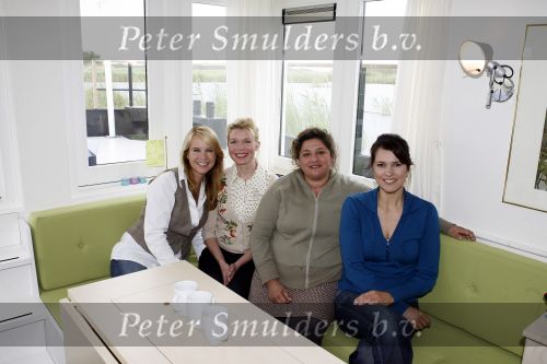 Muiderberg 31 mei 2006
Linda de Mol, Annette Malherbe Tjitske Reidinga  en Susan Visser  (Gooische vrouwen)op woonark in natuurreservaat Naardermeer tegen aanleg A6