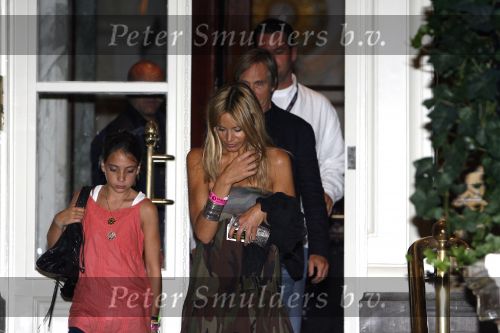 Amsterdam 31 juli 2006
Tommy Hilfiger met zijn vriendin en dochter vertrekken bij het amstel hotel.