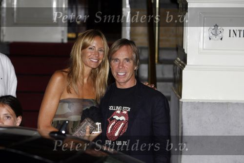 Amsterdam 31 juli 2006
Tommy Hilfiger met zijn vriendin en dochter vertrekken bij het amstel hotel.