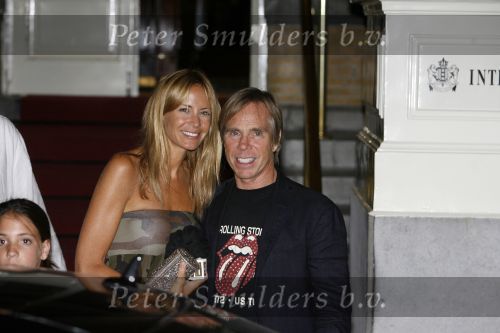 Amsterdam 31 juli 2006
Tommy Hilfiger met zijn vriendin en dochter vertrekken bij het amstel hotel.