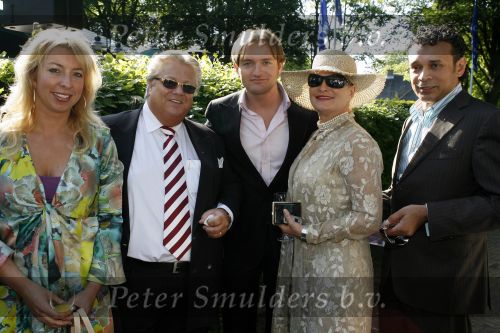 Wassenaar 6 juni 2006
Auberge de Kievit gekozen tot terras van het jaar door talkies.
Tony tetro Chris Looman Vivian Boelen en Jeffrey Stubbs
Peter Smulders bv
