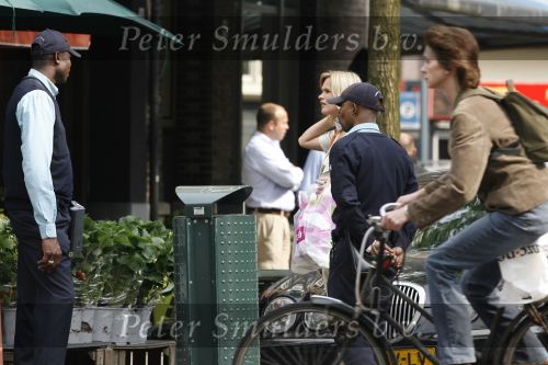 Amsterdam 17 mei 2006
Tooske Breugem heeft discussie met mensen van parkeerbeheer omdat ze niet betaald heeft.
Peter Smulders bv