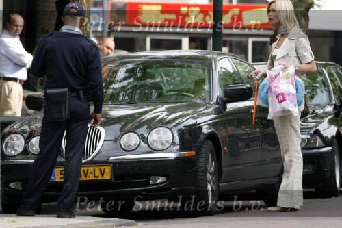 Amsterdam 17 mei 2006
Tooske Breugem heeft discussie met mensen van parkeerbeheer omdat ze niet betaald heeft.
Peter Smulders bv