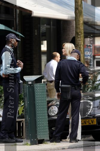 Amsterdam 17 mei 2006
Tooske Breugem heeft discussie met mensen van parkeerbeheer omdat ze niet betaald heeft.
Peter Smulders bv