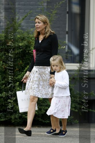 Amsterdam 17 augustus 2006
Vanessa Loudon met dochtertje op de cornelis schuytstraat