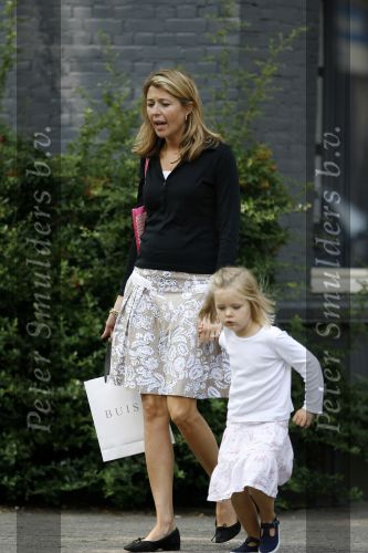 Amsterdam 17 augustus 2006
Vanessa Loudon met dochtertje op de cornelis schuytstraat