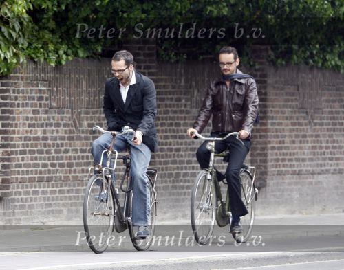 Amsterdam 16 mei 2006
Viktor en Rolf op de fiets gapend
Pedter Smulders bv