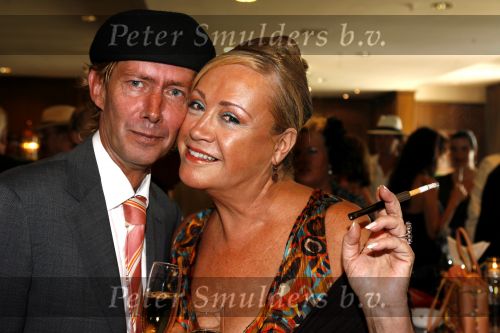 Noordwijk 20 juni 2006
Society lunch in huis ter duin.
Viola Holt met haar man peter
Peter Smulders bv