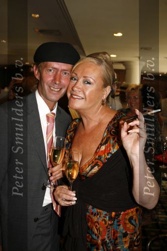 Noordwijk 20 juni 2006
Society lunch in huis ter duin.
Viola Holt met haar man peter
Peter Smulders bv