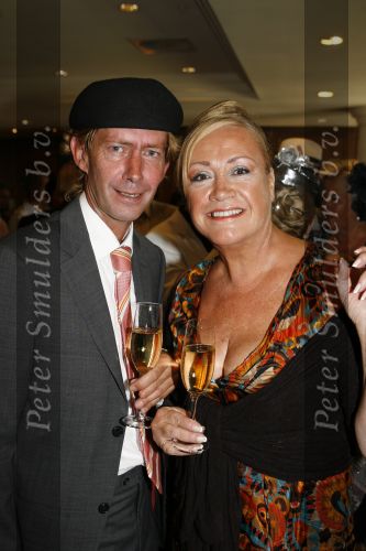 Noordwijk 20 juni 2006
Society lunch in huis ter duin.
Viola Holt met haar man peter
Peter Smulders bv