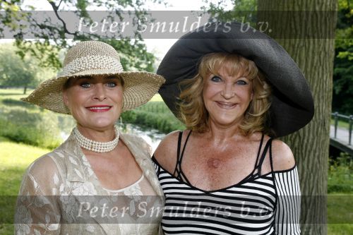 Breukelen 7 juni 2006
Haringparty op Neijenrode.
Vivian Boelen met hoed en Astrid Engels
Peter Smulders bv